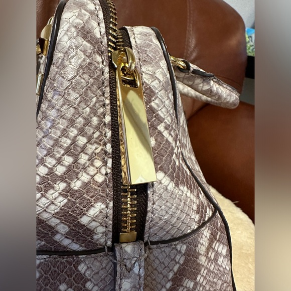 Michael Kors NWOT

Saffiano Stud Small Satchel, Dark Sand - Picture 4 of 10